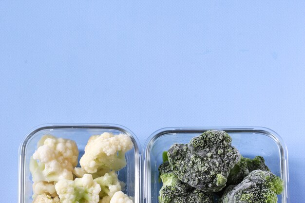 Photo frozen raw vegetables in bowls