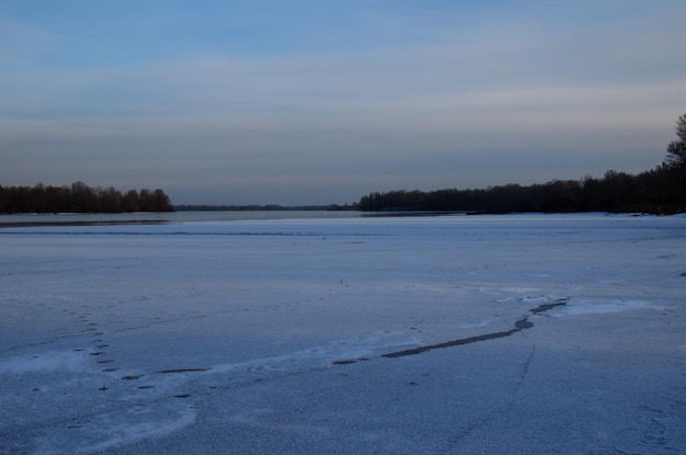 Замерзшая река Днепр