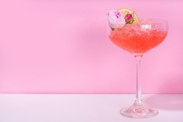 Foto cocktail di daiquiri rosato congelato