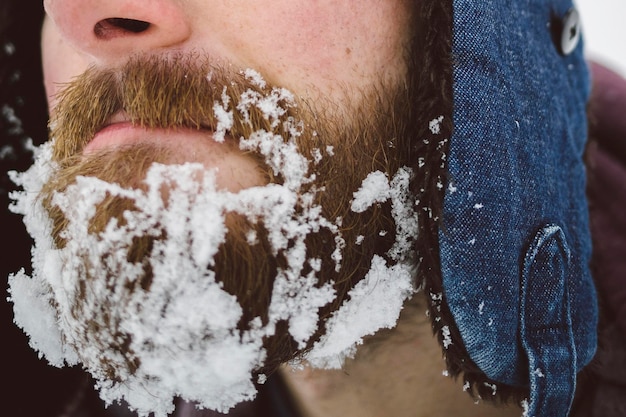 Photo frozen snow on the beard