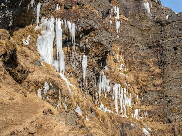 冬季アイスランドのGluggafoss滝の山の崖の凍った雪