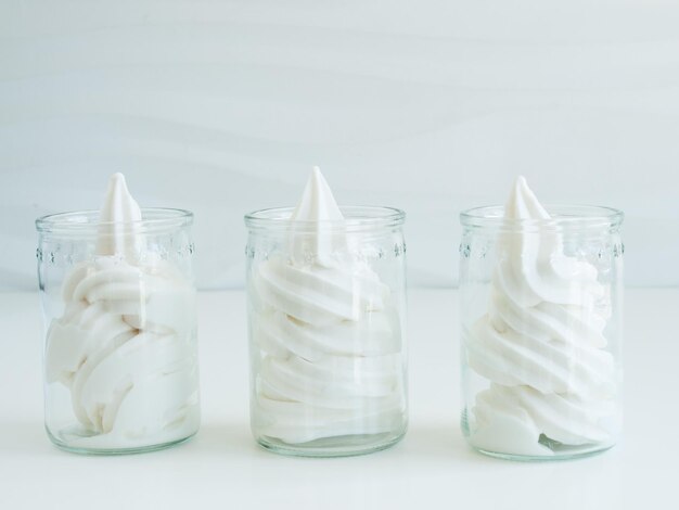 白い背景の上のカップで冷凍ソフトクリームヨーグルト。