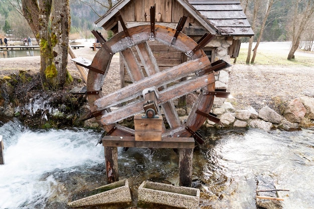 Foto ruota del mulino ad acqua ghiacciata