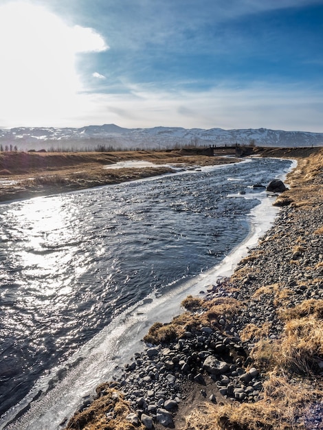 Acqua congelata nel fiume sotto la cascata di gluggafoss nella stagione invernale islanda