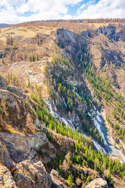 Foto acqua ghiacciata nella cascata in montagna della repubblica di altai siberia russia