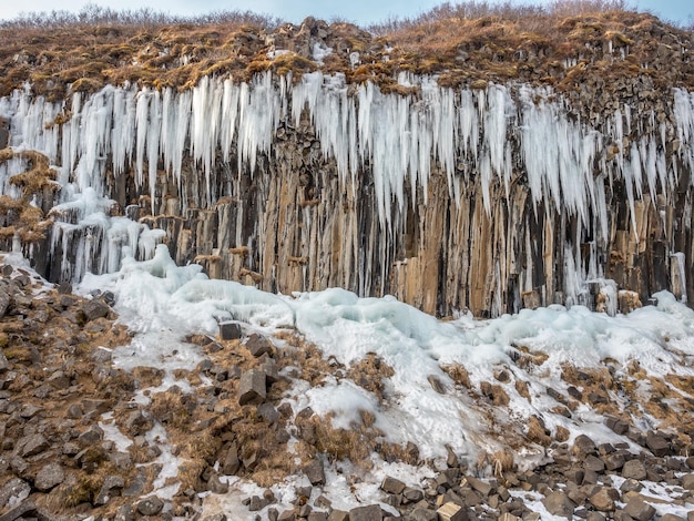 Skaftafell 국립 공원 Svartifoss 폭포 아이슬란드의 기둥 현무암 바위에 얼어붙은 폭포