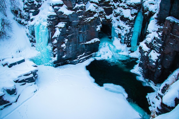 冬のスウェーデン、アビスコ国立公園の凍った滝の風景