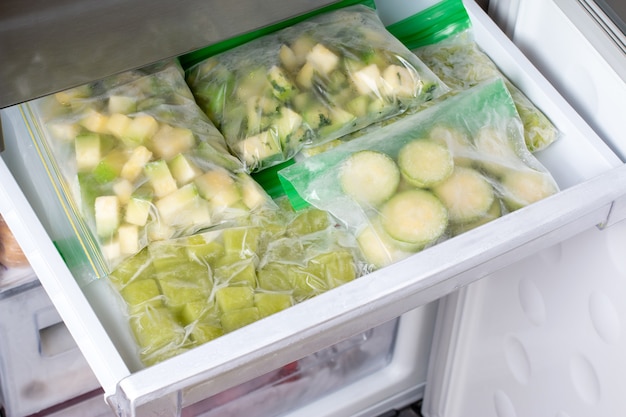写真 冷凍庫で冷凍ズッキーニ。冷凍食品のコンセプト。水平