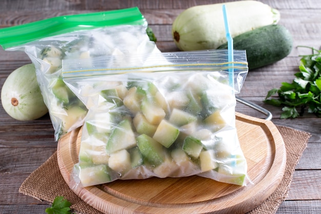 나무 테이블에 비닐 봉지에 냉동된 호박. 냉동 식품 개념
