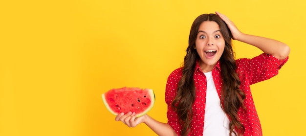 Fructose gezond eten op zomervakantie tiener meisje plezier Zomer meisje portret met watermeloen horizontale poster Banner koptekst met kopie ruimte