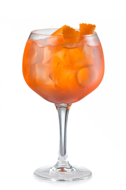 Foto cocktail dell'alcool della frutta con la fetta arancione isolata su bianco