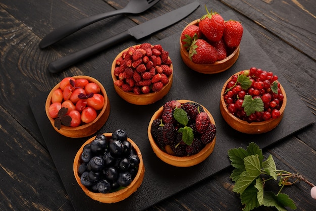 Фото Фруктово-ягодные тарталетки десертный лоток ассорти.