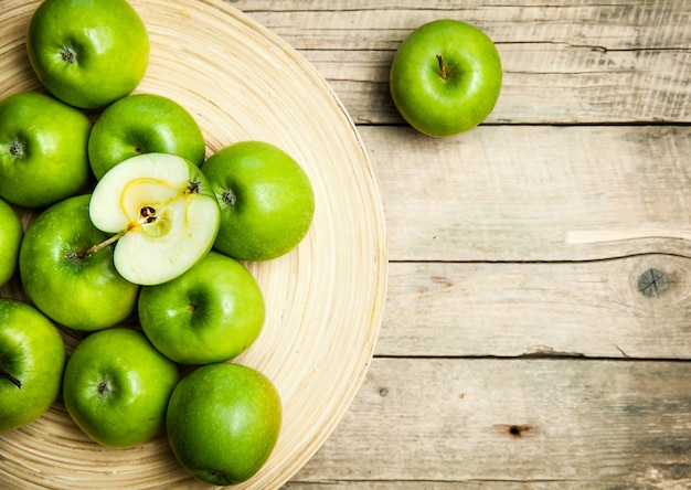 Fruit. appels in een kom op houten achtergrond