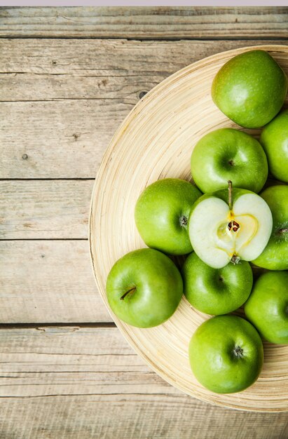 Photo fruit. apples in a bowl on wooden table