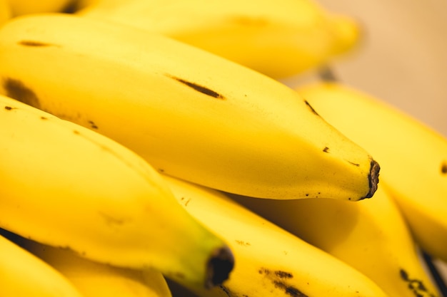 Banana di frutta sul grappolo nella fotografia ravvicinata.