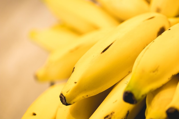 Banana di frutta sul grappolo nella fotografia ravvicinata.