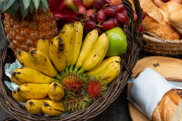 Foto cesto di frutta sul tavolo della colazione