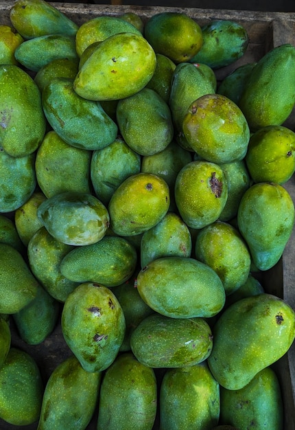 фруктовая корзина с зрелыми манго тропическими фруктами