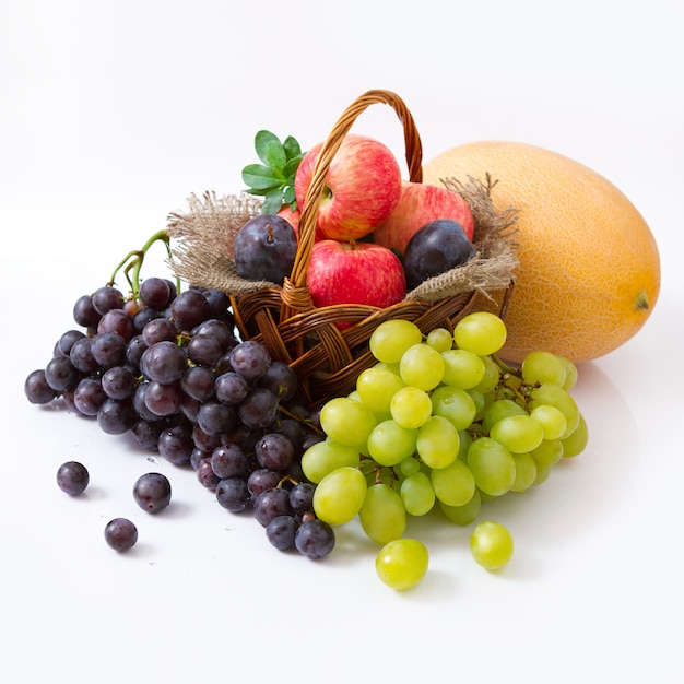 Foto cesto di frutta isolato su sfondo bianco