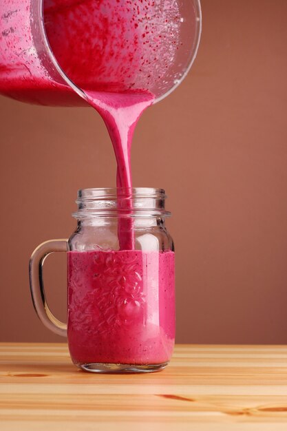 Photo fruit and berries smoothie on wooden table