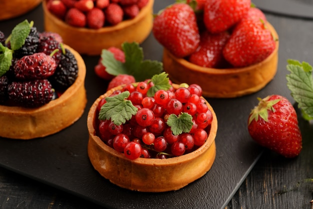 Vassoio per dessert con tortino di frutta e bacche assortito.