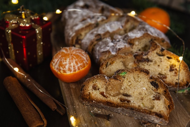 写真 クリスマスと新年の冬の祝いのシンボルで乾燥したフルーツとシナモンでフルーツのパン