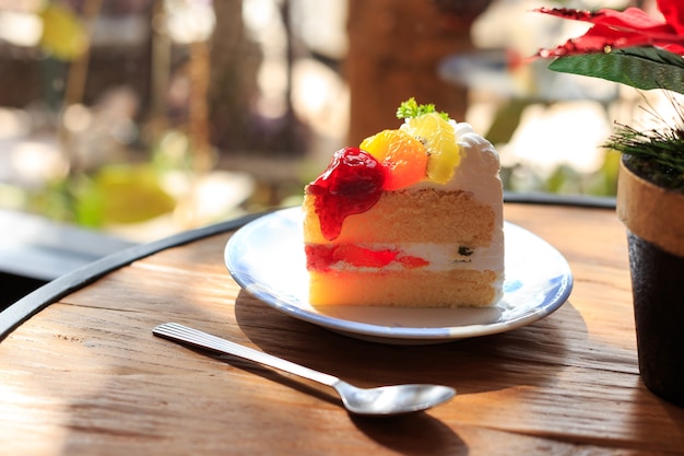 Photo fruit cake in coffee cafe