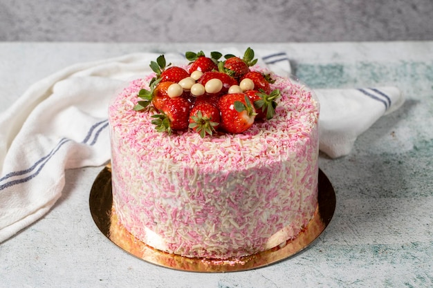 Fruit cake op een grijze achtergrond aardbeien banaan en chocolade verjaardag of viering cake bakkerij desserts close-up