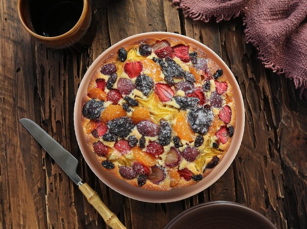 Foto torta di frutta sul piatto sulla tavola di legno vista dall'alto