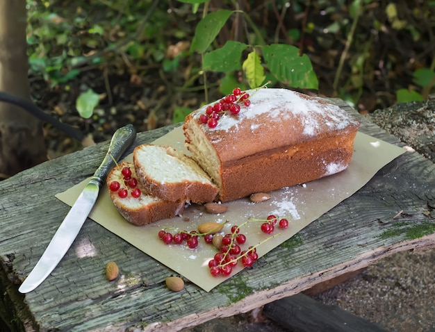 Photo fruit cake with red currant and almond in the garden