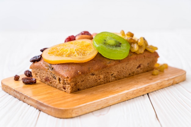 Foto torta alla frutta su legno