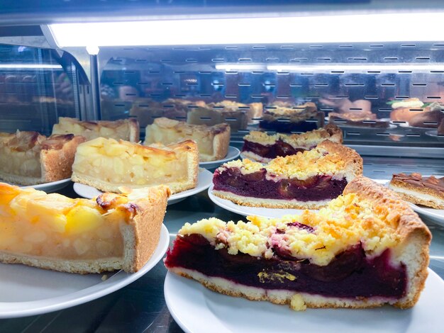 Foto torte alla frutta sulla vetrina di una pasticceria