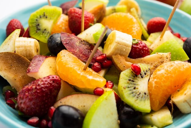 Fruit Chaat is een pittig Indiaas gerecht gemaakt door het combineren van gekoeld sappig fruit zoals appels, bananen, sinaasappels, druiven met zout en milde kruiden