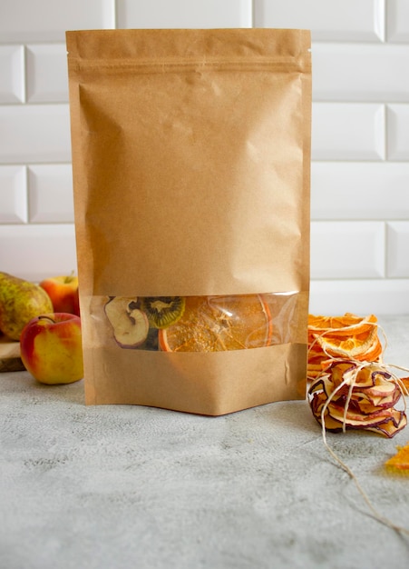 Photo fruit chips in paper bag healthy snack