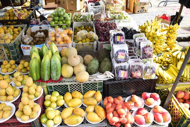 오타발로의 시골 시장에 있는 과일 카운터