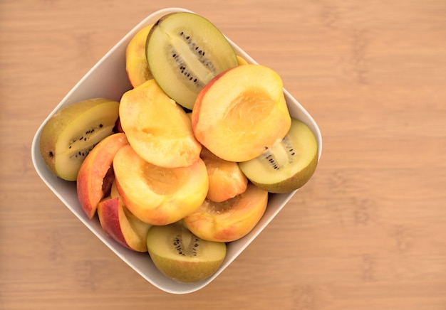 Fruit cup staat op een houten tafel.