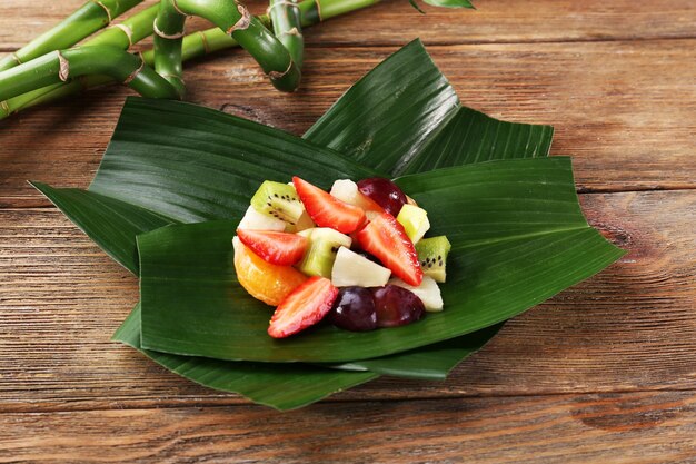 Fruit dessert op groen blad op tafel