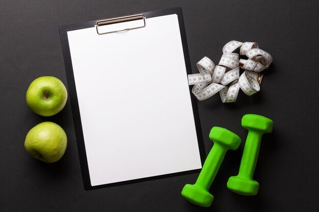 Fruit dumbbells en blanco vel voor je plan of doelen