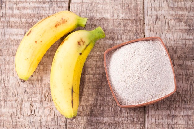 Fruit en bananenpoeder op de houten tafel Musa paradisiaca