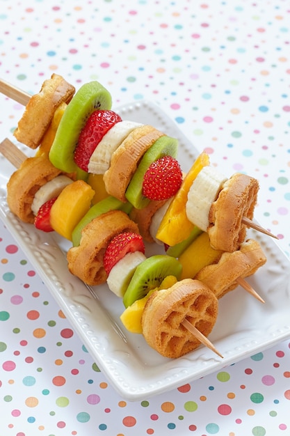 Fruit en bessen kebab op een schotel