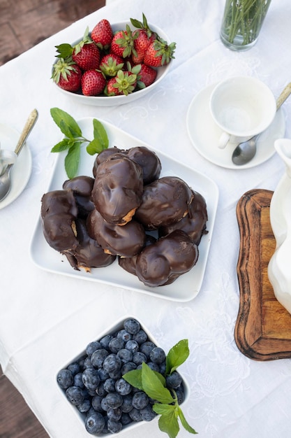 Fruit en bladerdeeg met chocolade in de tuin Snoep voor thee of koffie