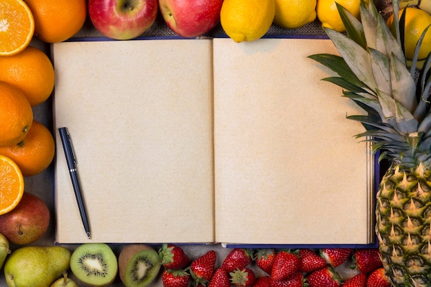 Foto fruit en blanco receptenboek ruimte voor tekst