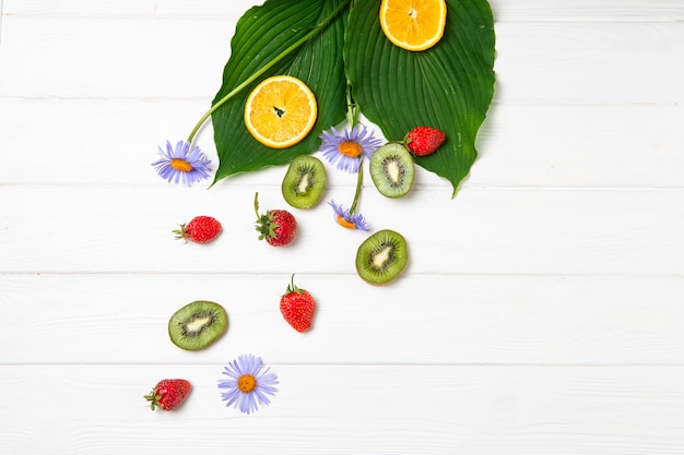 Foto fruit en bloemen op wit bord