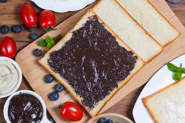 Fruit en brood, stevig ontbijt brood met chocoladesaus