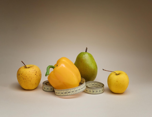 Fruit en centimeter op de achtergrond Dieet