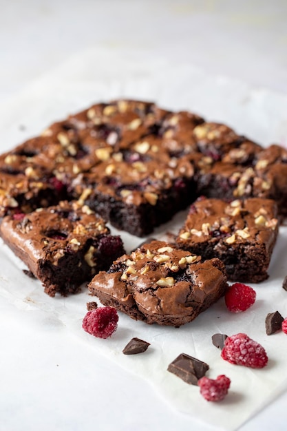 Fruit- en chocoladetaart op tafel