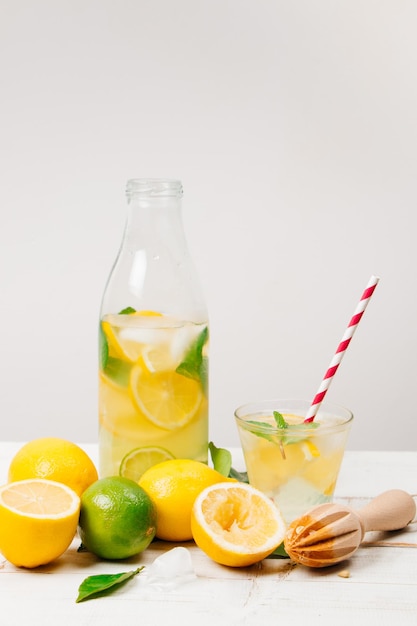 Fruit en dranken op tafel tegen een witte achtergrond