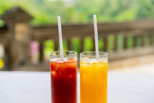 fruit- en groentedrankenconcept - glazen verse sinaasappel- en tomatensap bij restaurant