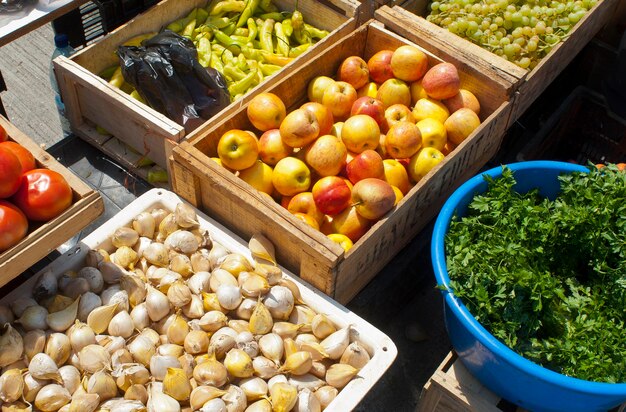 Foto fruit en groenten op de marktstand te koop