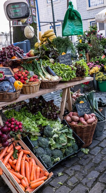 Fruit en groenten voor verkoop op de marktstand